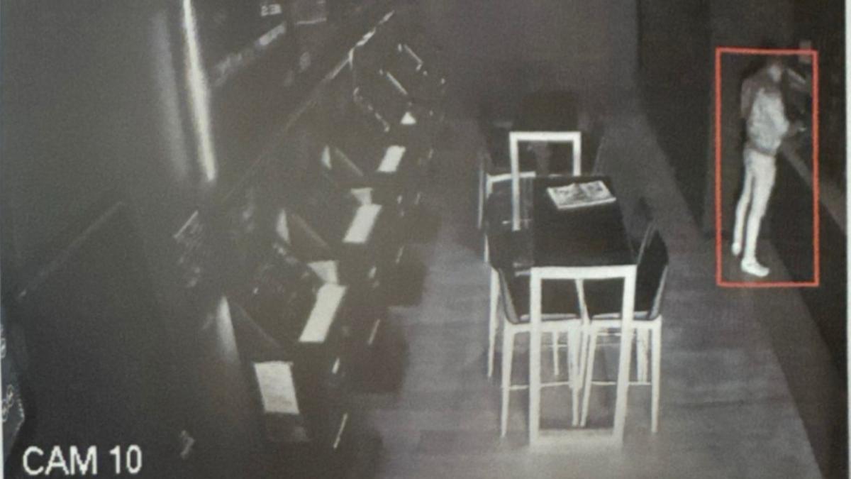 Tras el robo uno de los acusados gastó dos mil euros con la tarjeta de crédito de la víctima en un salón de juegos de Móstoles (Madrid).