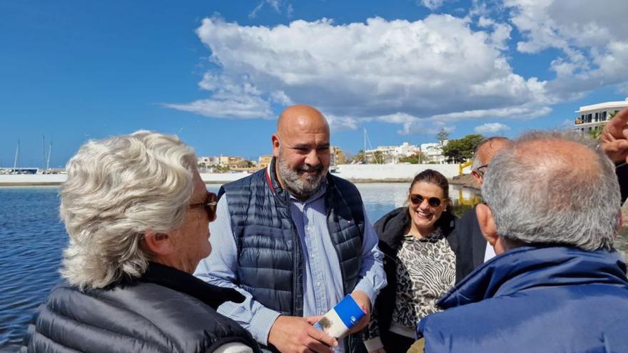 Jaime Martínez garantiza que pondrá fin al problema de las algas en Cala Gamba