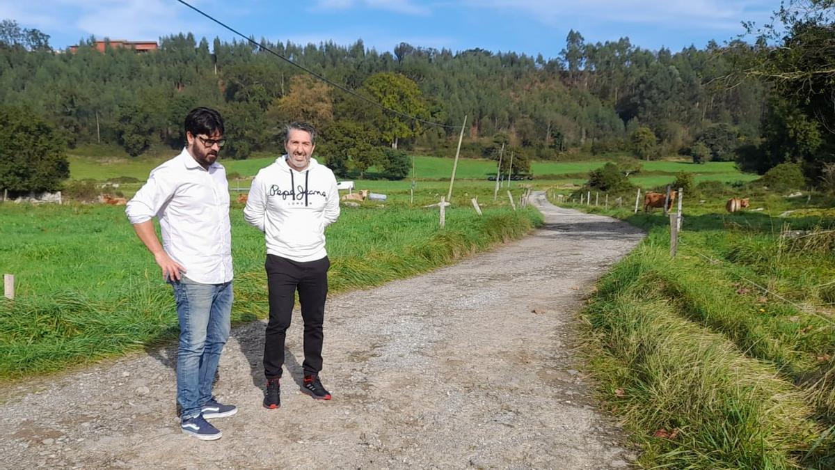 El alcalde de Llanes, Enrique Riestra y el concejal de Obras, José Ramón Amor ayer en el camino ganadero entre Andrín y La Somada