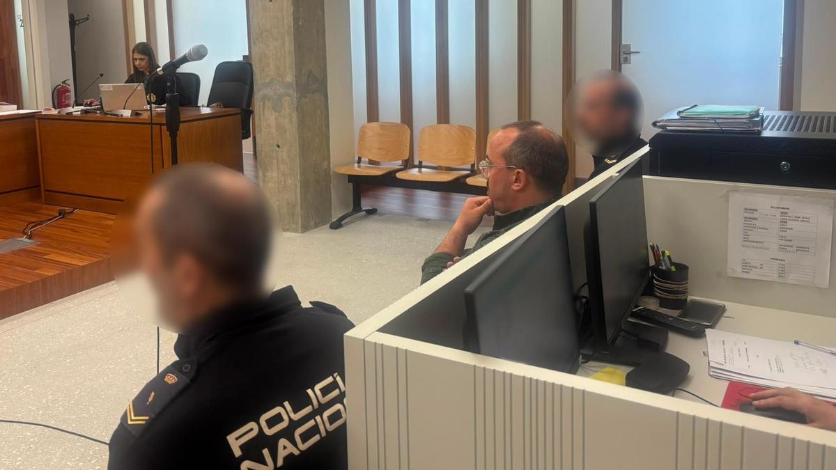 El nuevamente condenado por estafa en el alquier de pisos, Pedro María M. O., en el centro de la imagen.