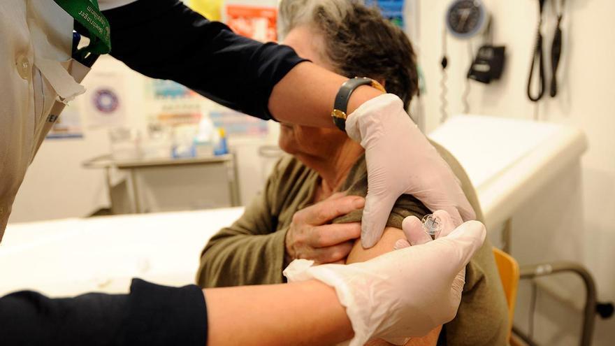 Galicia arrancará el 25 la vacunación contra la COVID y gripe en residencias de mayores