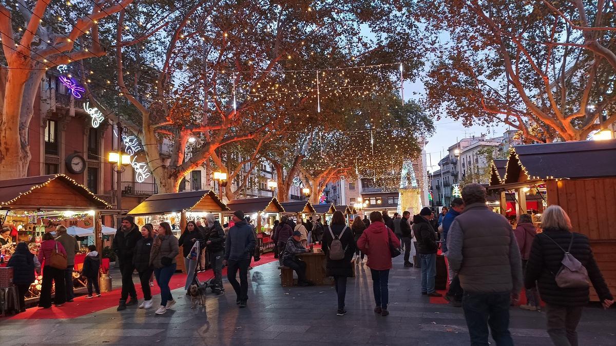 Ambient del mercat de Nadal a la Rambla de Figueres.