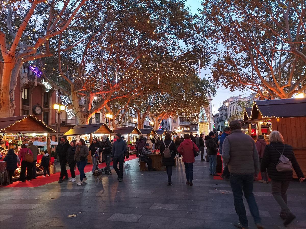 Ambient del mercat de Nadal a la Rambla de Figueres