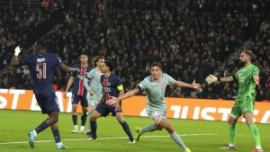 Nahuel Molina celebra su gol en Champions en el partido ante el Paris Saint Germain en el Parque de los Príncipes 
