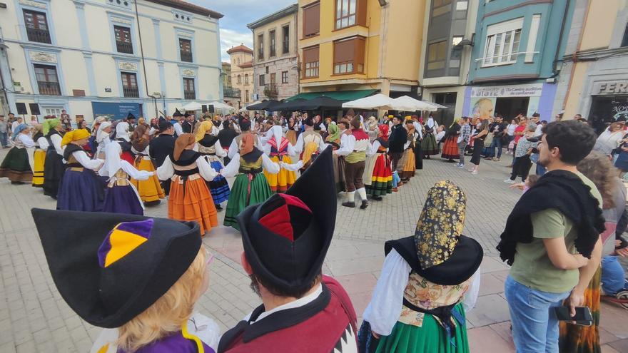 Danza multitudinaria en la plaza del mercado: lleno para bailar en la ...