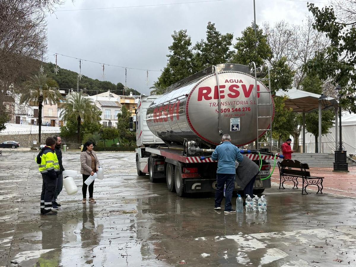 Vecinos de Rute recogen agua del camión cisterna tras haberse declarado no apta la del manantial de La Hoz.