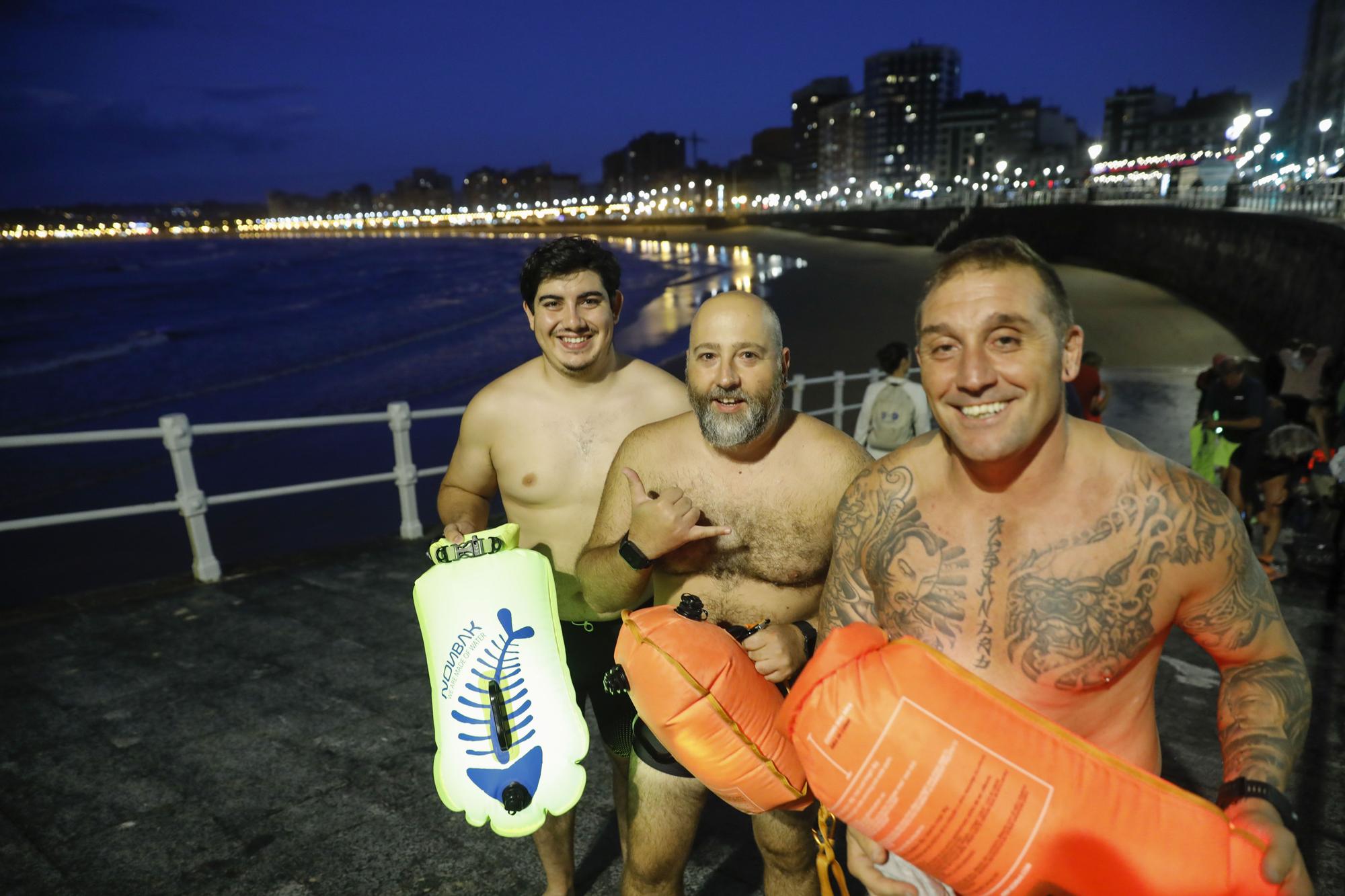 El grupo de bañista "Rampa 2" despide el verano con una travesía nocturna