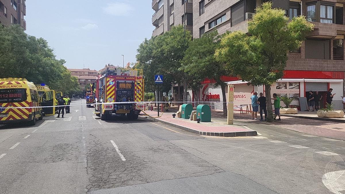 Bomberos, policías y sanitarios se movilizaron al lugar del incendio.