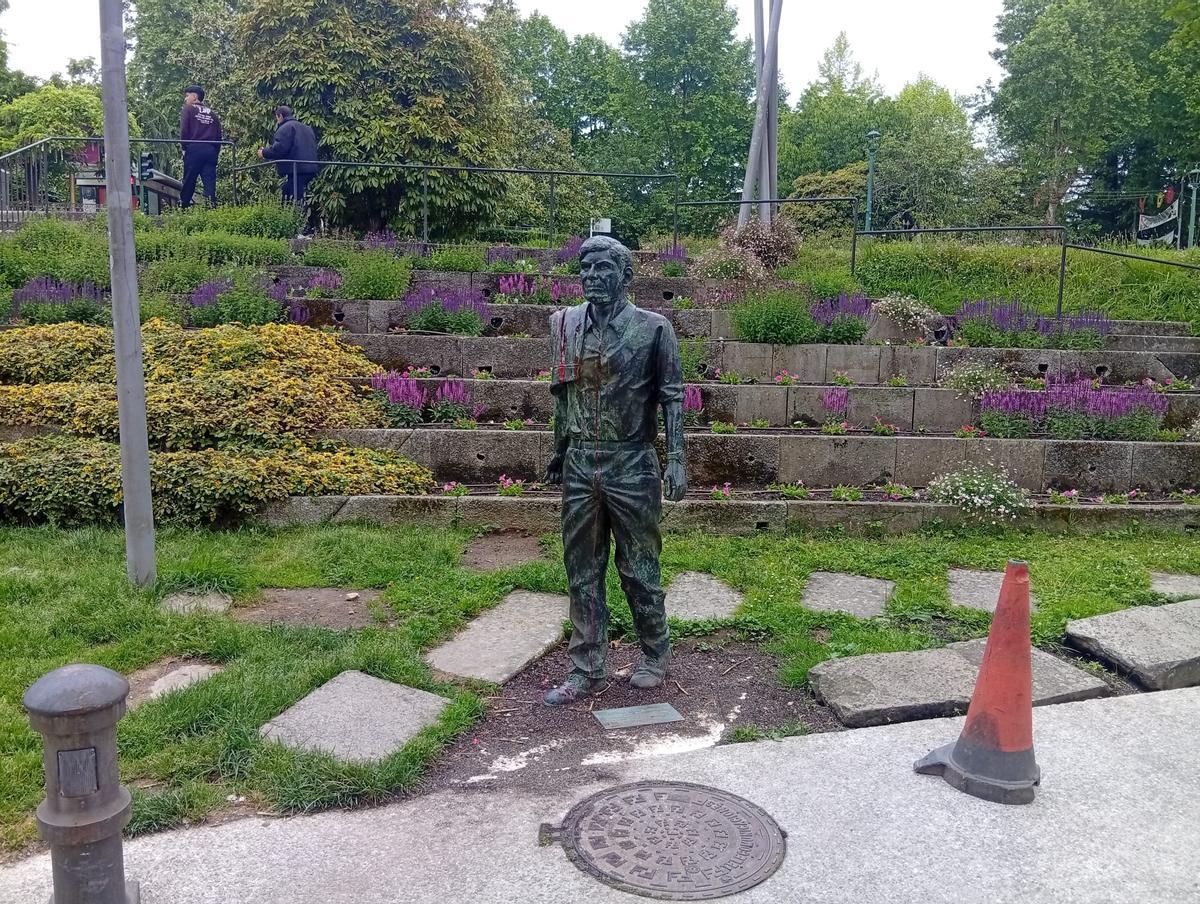 La estatua de Moncho Reboiras en Santiago aparece vandalizada con pintura roja