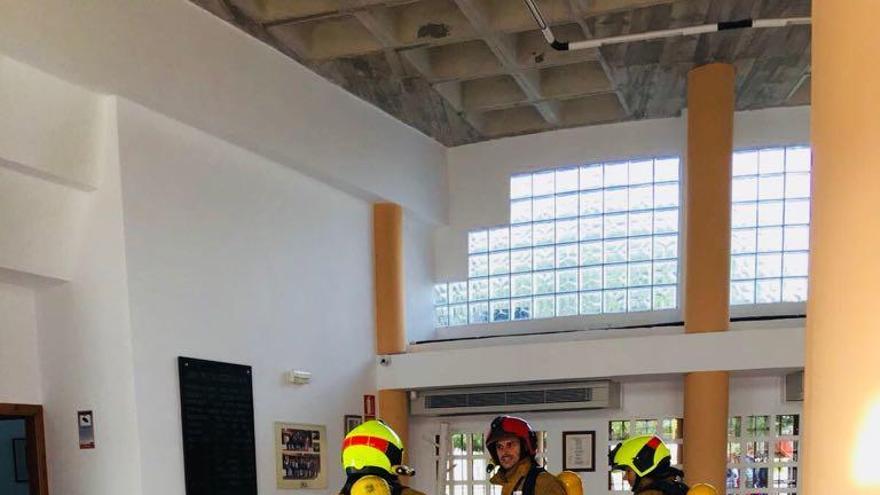 Discapacitados del centro Alpe de Torrevieja participan en un simulacro de incendio