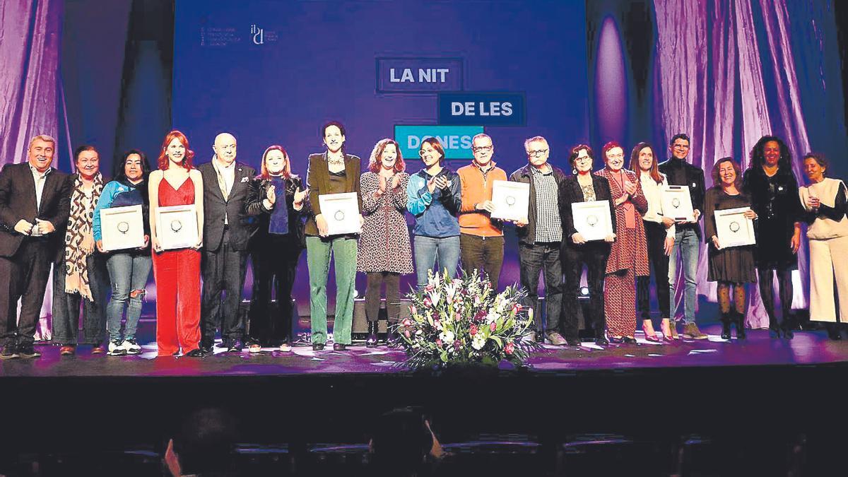 Foto de familia de los galardonados en la 'Nit de les Dones'