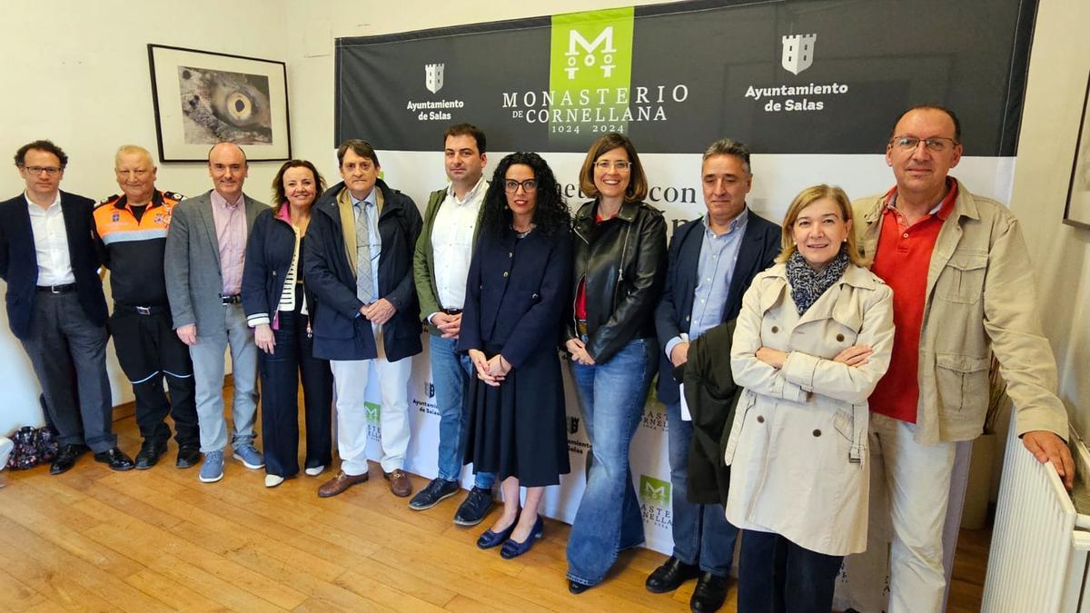 La consejera de Cultura, junto a la subdirectora general de Archivos, el director del Archivo Histórico, la directora de Bienes del Arzobispado, el presidente de la Fundación Valdés-Salas, el alcalde de Salas y otras autoridades