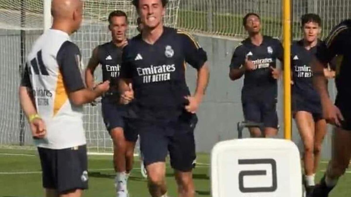 Instante de un entrenamiento del Real Madrid, con Jude Bellingham al fondo.