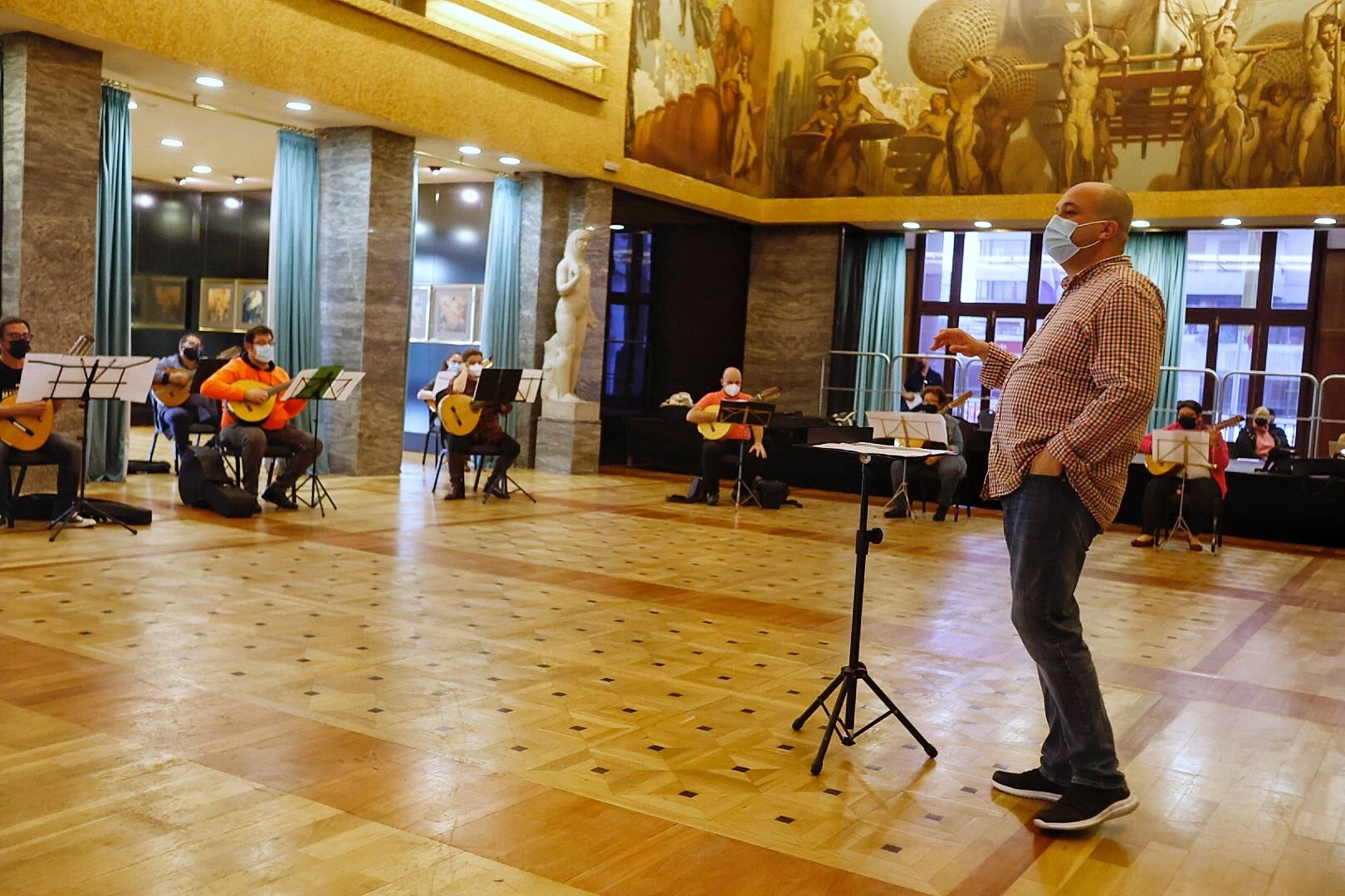 Ensayo de las rondallas del Carnaval para el espectáculo Santa Cruz del Corazón del Carnaval