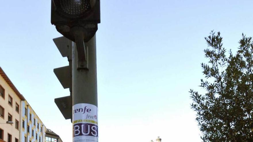 La parada del autobús provisional habilitada en Sama.