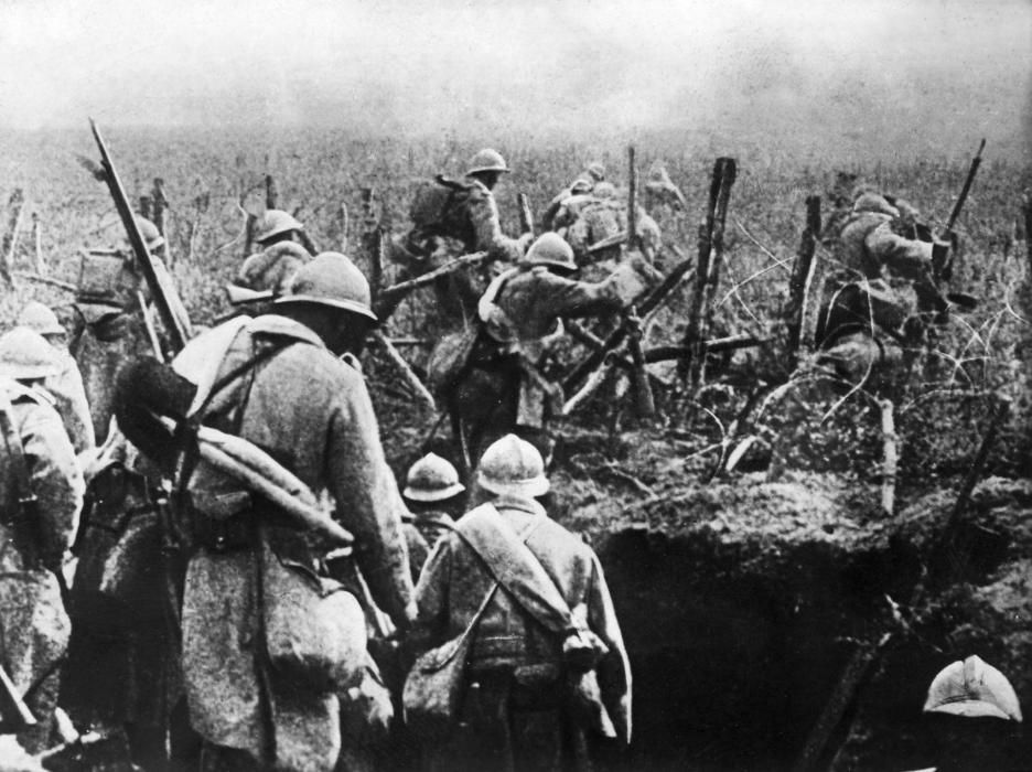 Un grupo de soldados franceses se dispone a avanzar posiciones durante la batalla de Verdún en 1916. Esta batalla fue la más larga de la Primera Guerra Mundial. Francia logró contener el ataque del Imperio Alemán, aunque a costa de perder un gran número de vidas humanas.