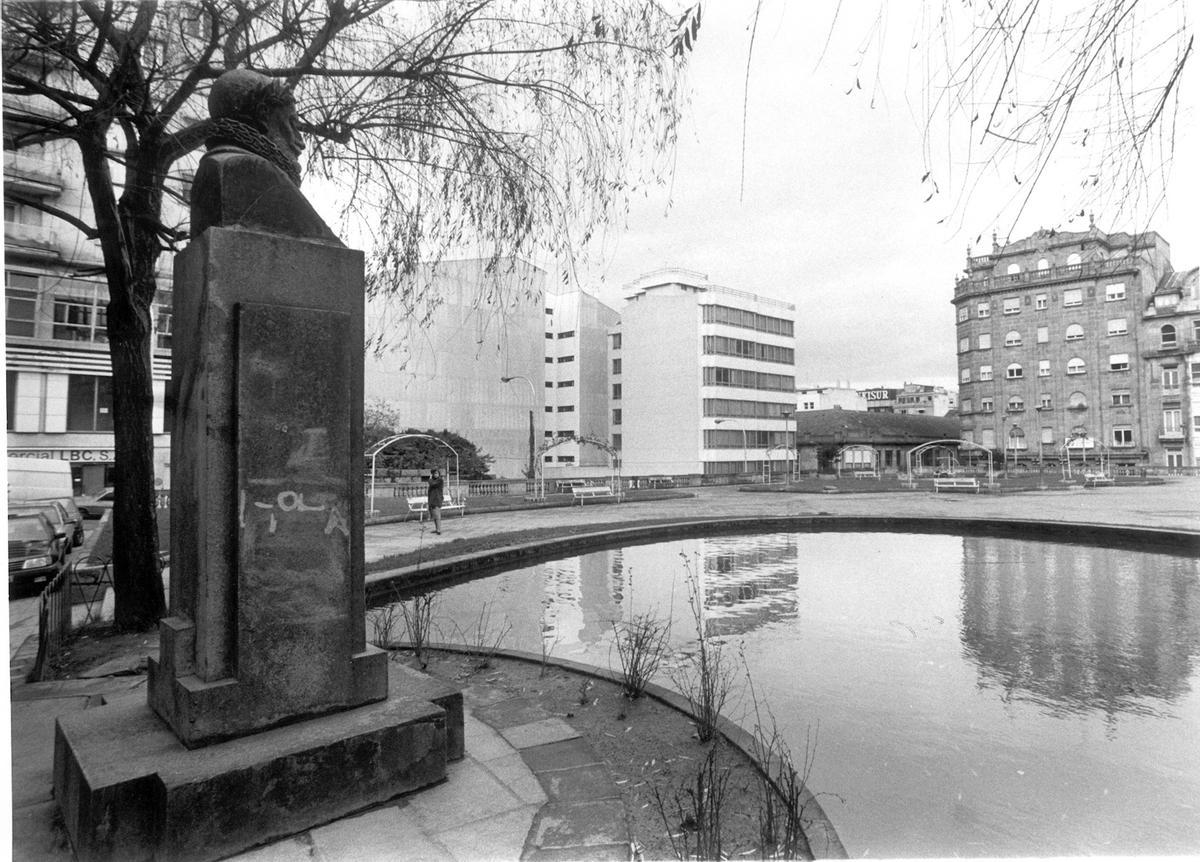 El busto de Camões ante el estanque de la Praza de Portugal.