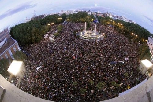 MÁS DE MIL PERSONAS SE CONCENTRAN FRENTE AL CONGRESO DE LOS DIPUTADOS