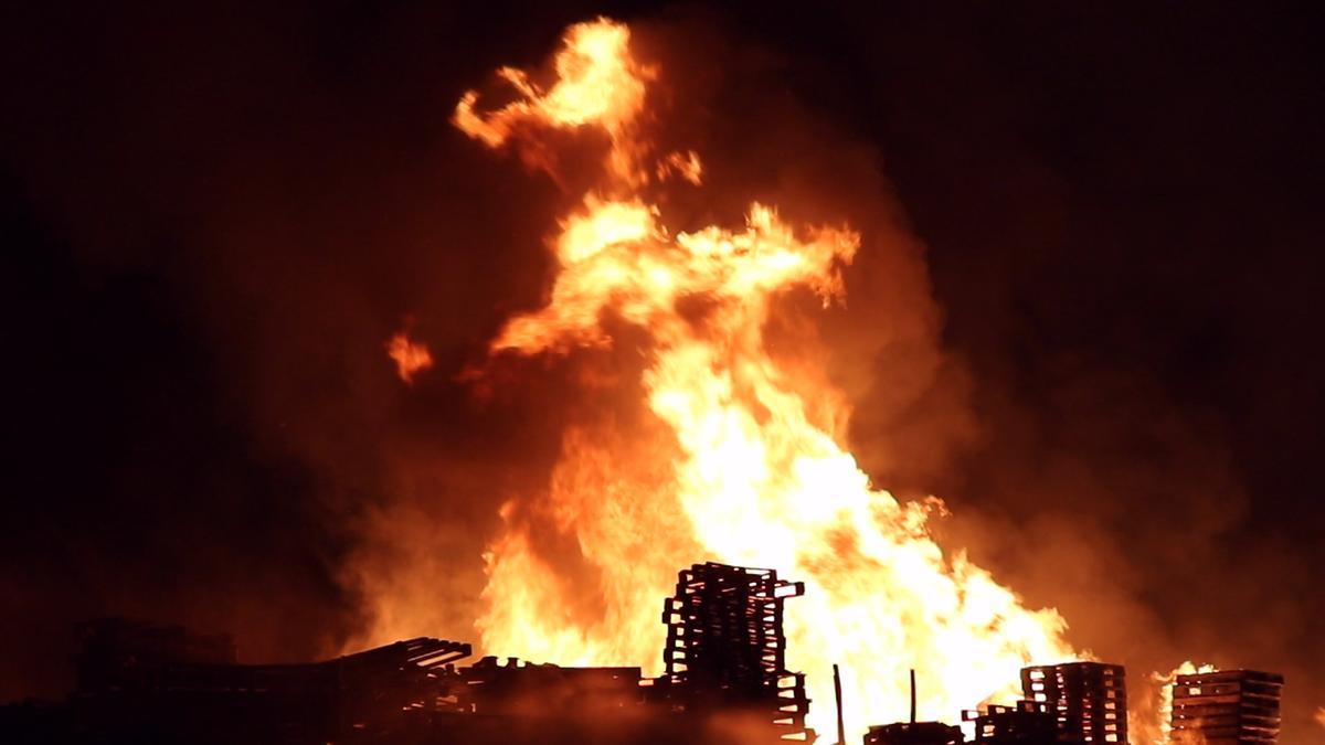 Arde una empresa de palets de madera en la Cañada del Fenollar