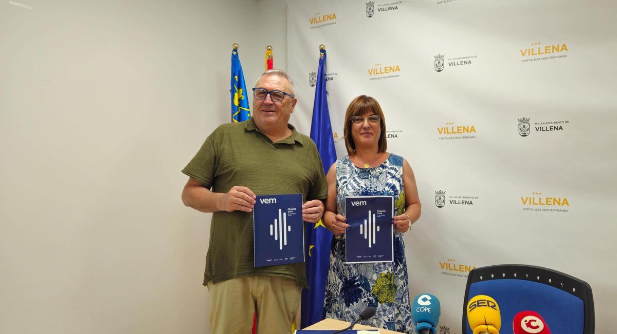 El director del festival, José Ayelo, y la edil de Cultura, María Server, en la presentación
