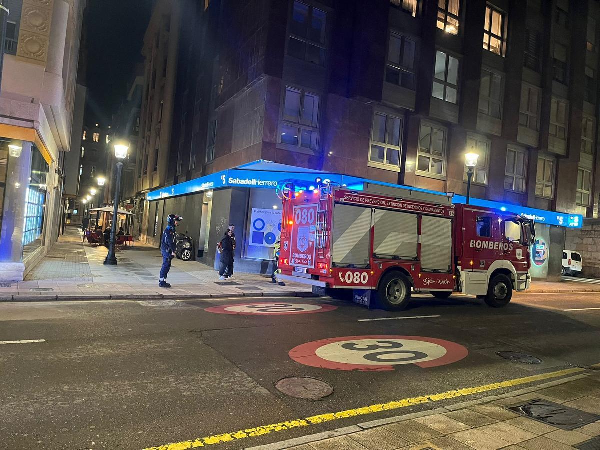 Bomberos en el lugar de los hechos.