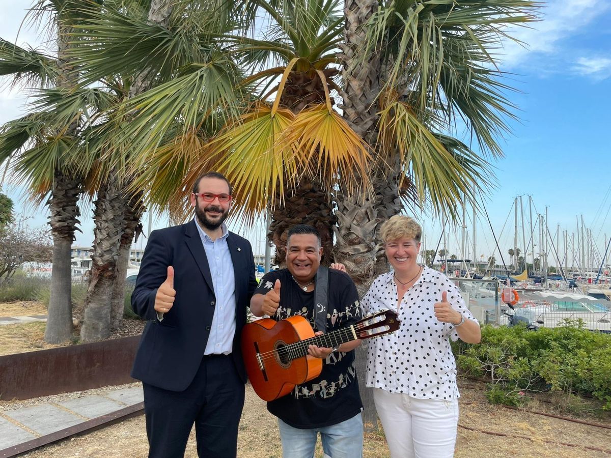 El alcalde de Mataró, David Bote, Sicus Carbonell (del grupo de rumba catalana Sabor de Gràcia), y la concejala de Cultura, Heidi Pérez