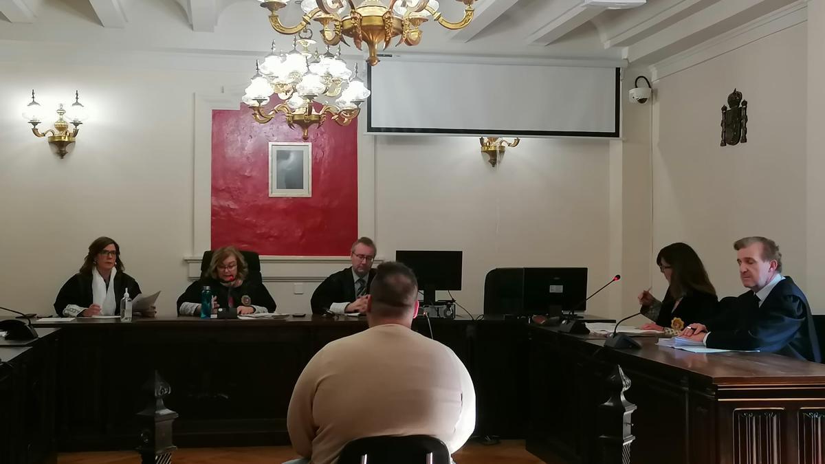 El violador escucha la condena que le explica la presidenta de la Audiencia, Esther González.