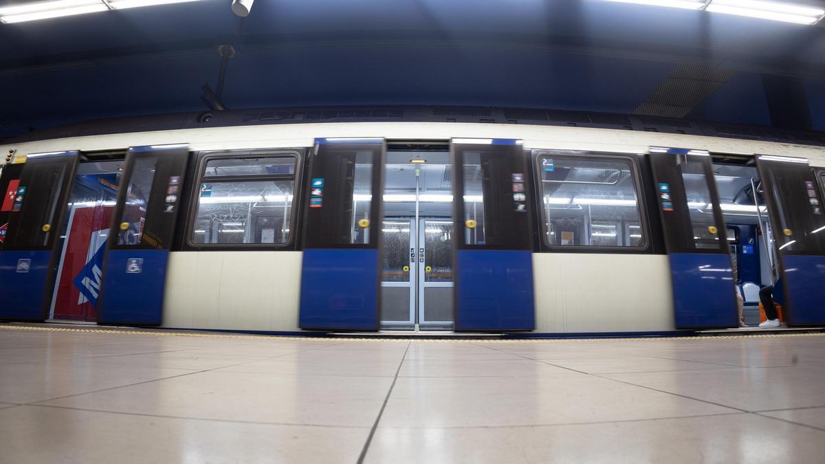 Archivo - Andén de la estación de Metro de Barrio del Puerto , a 8 de julio de 2024, en Coslada, Madrid (España).