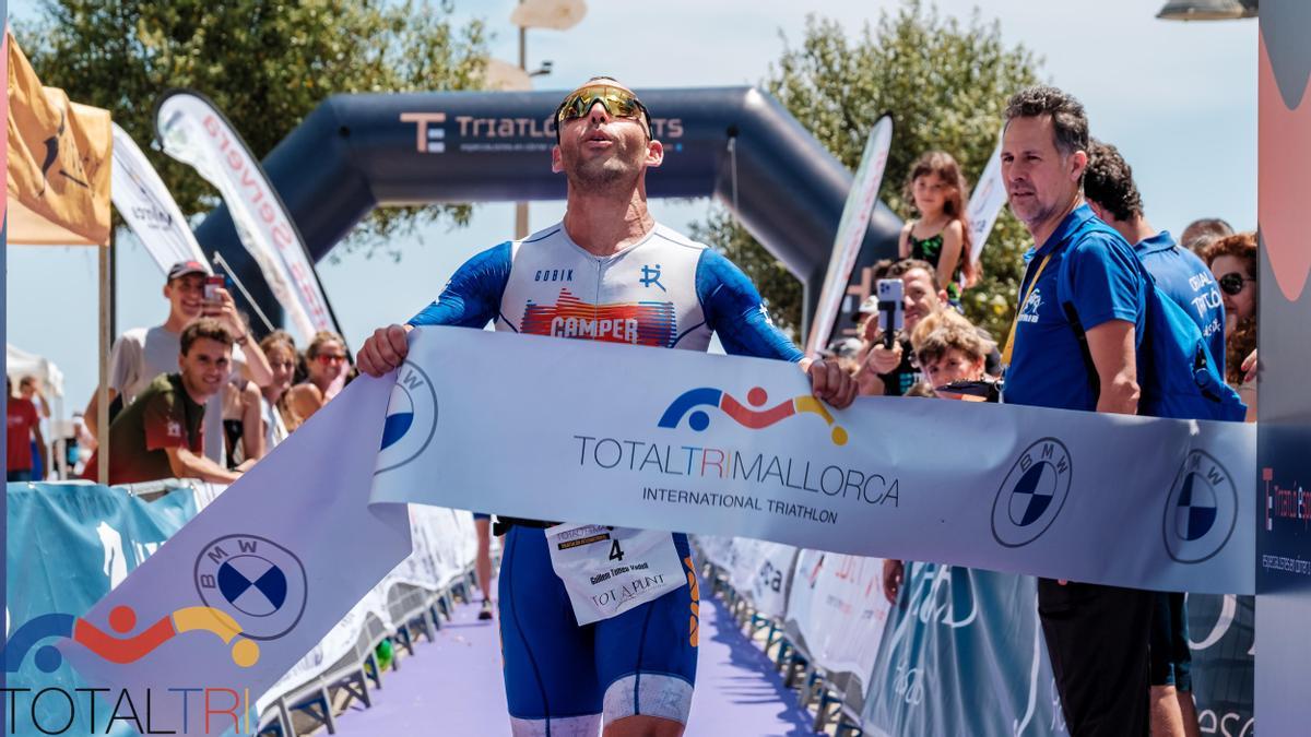 Guillem Tomeu Vadell cruza la meta de la prueba larga en el Total Tri Mallorca