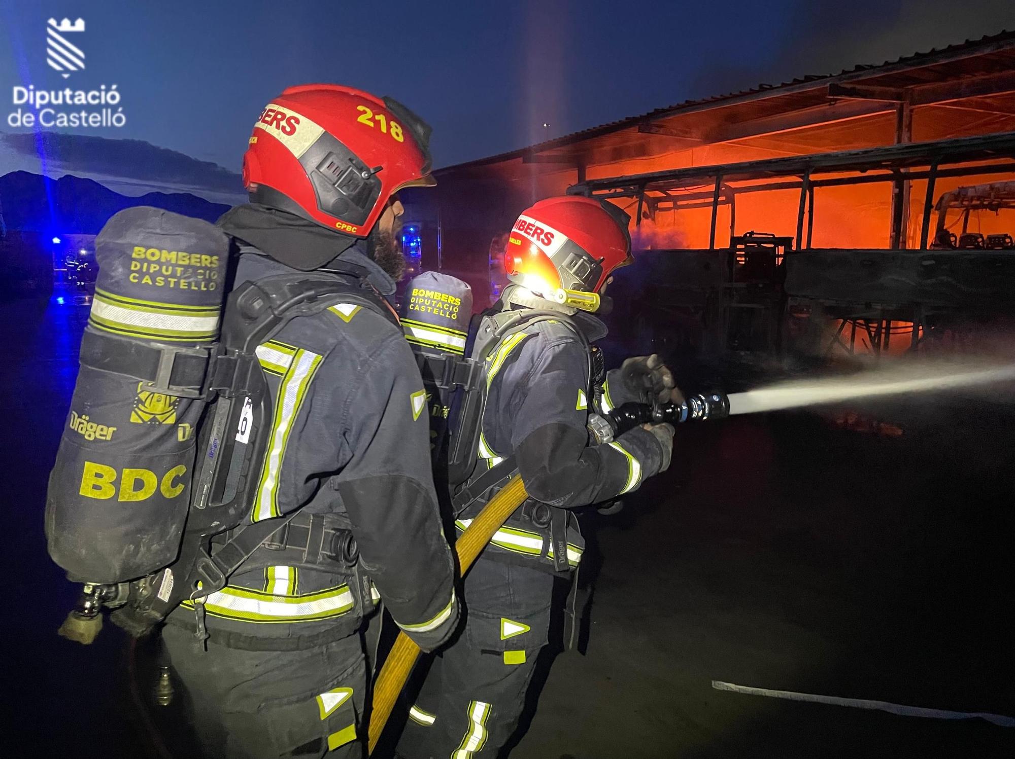 Galería de imágenes: Incendio en una  empresa de autobuses de la Vall
