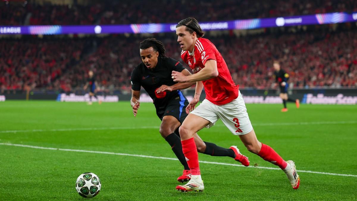 Kounde defendiendo ante el Benfica en Champions League