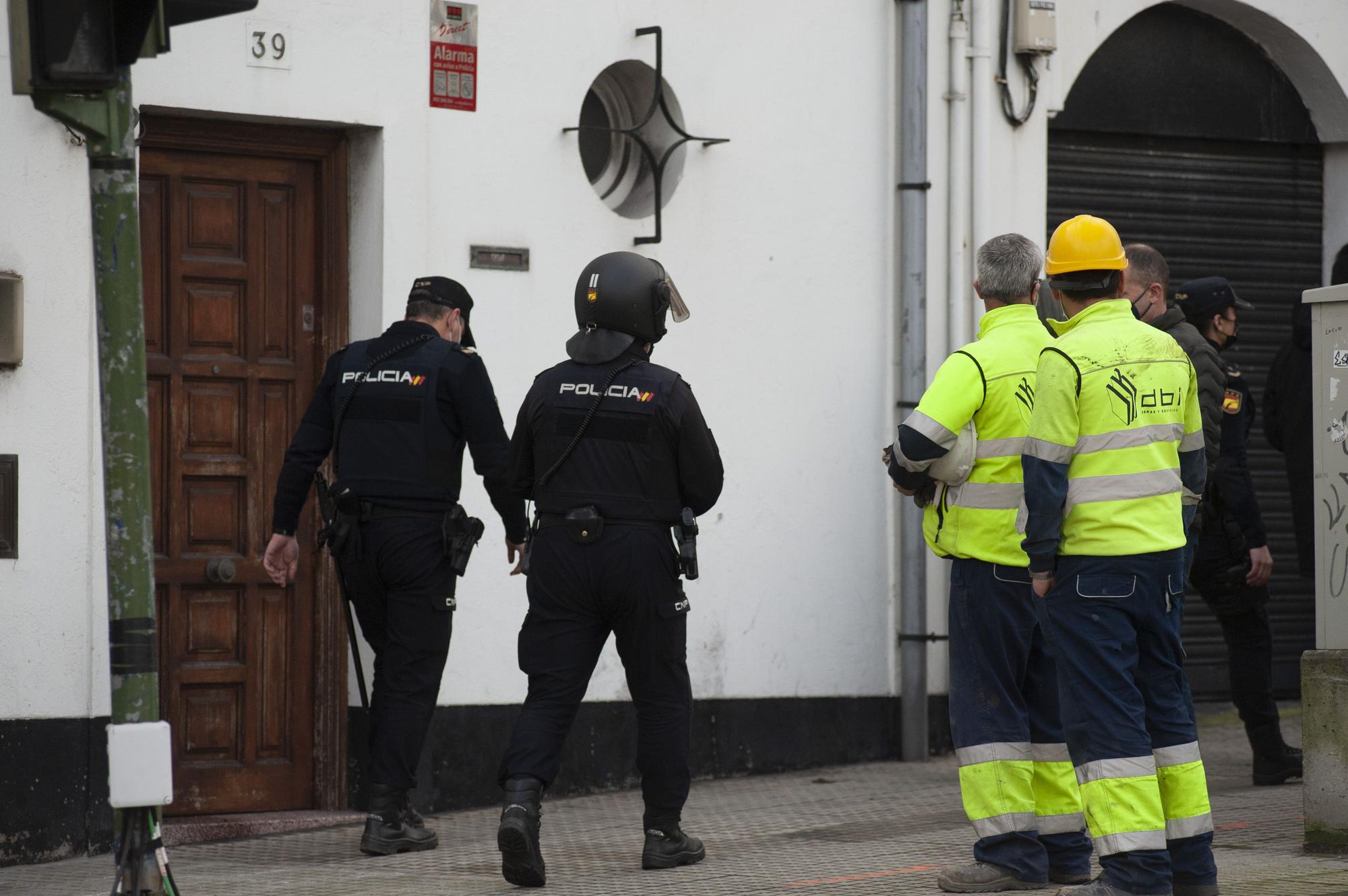 Desalojo de la casa donde un ocupa dio un machetazo en la cabeza a otro