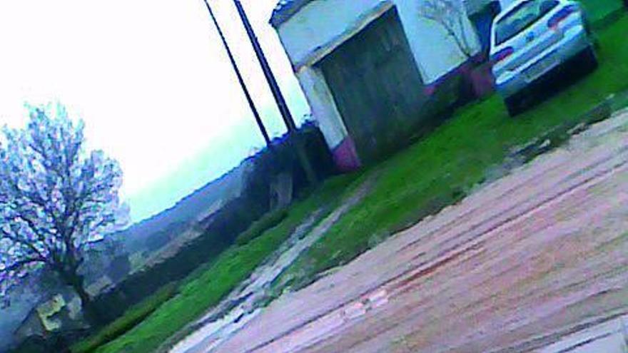 Un camino de Litos en mal estado, que se agrava por las lluvias.
