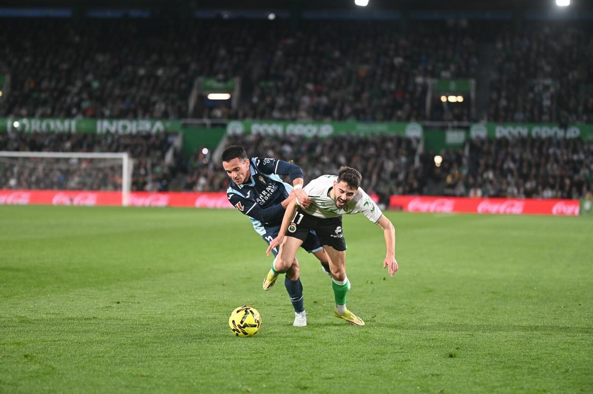 Diego Bri pugna con el exblanquiverde Andrés Martín durante el choque en El Sardinero.