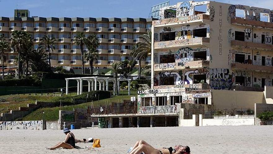 Bañistas tomando el sol en la Playa de San Juan frente a las ruinas del hotel El Cabo y el exclusivo Sidi San Juan el viernes                                                            Una de las terrazas del complejo de lujo Villaitana de Benidorm, que no acaba de arrancar tras el fracaso que supuso su relación con la cadena Starwood