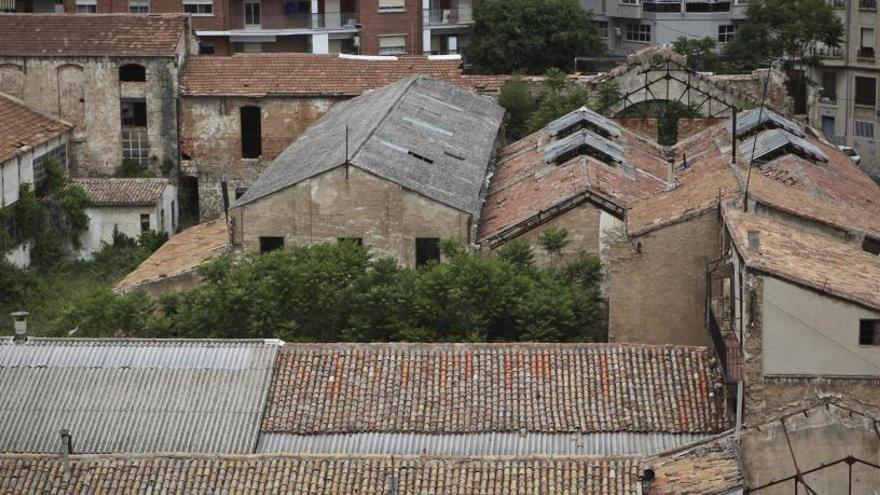 Imagen de archivo de la manzana de Rodes en la que se aprecia el avanzado estado de degradación del conjunto fabril.