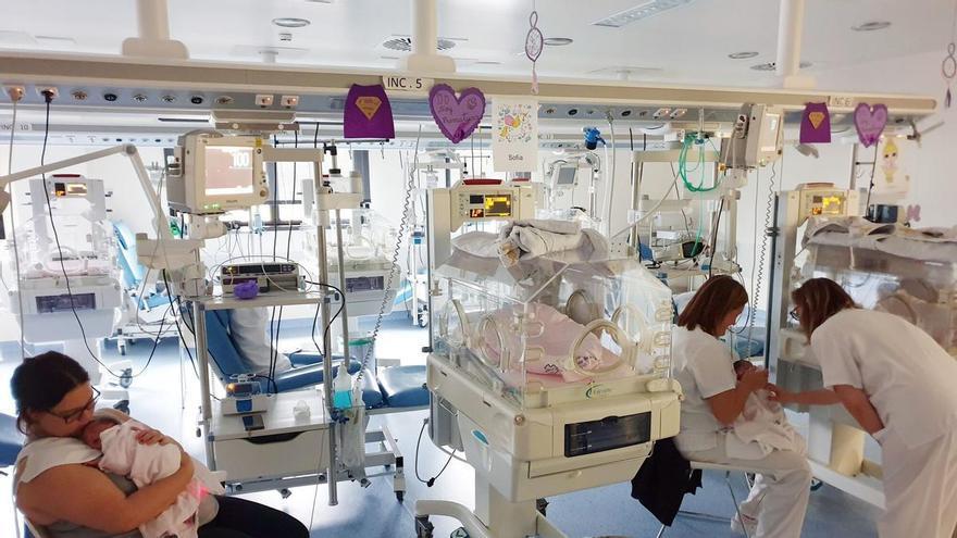 Un año entre 45 en la maternidad del Cunqueiro: nacen más niñas que niños