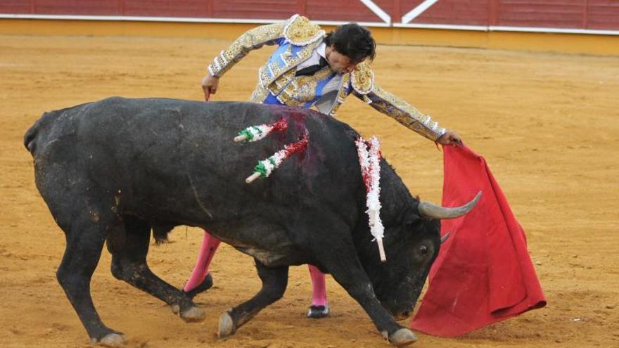 Curro Díaz en Priego, toreando al natural al primero de su lote.