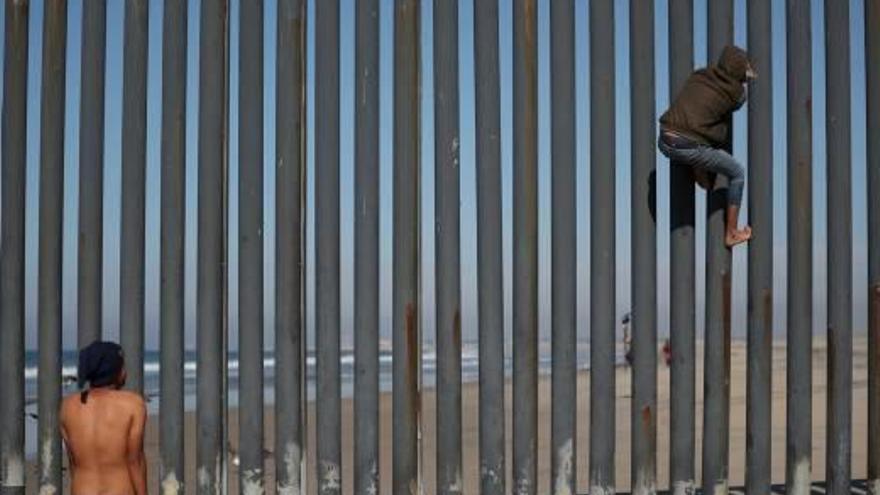 La tanca entre Mèxic i els Estats Units, obstacle per a la caravana