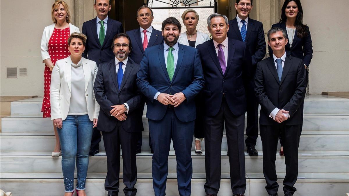 El presidente de Murcia posa con su ejecutivo tras renovar a cuatro consejeros, este sábado.