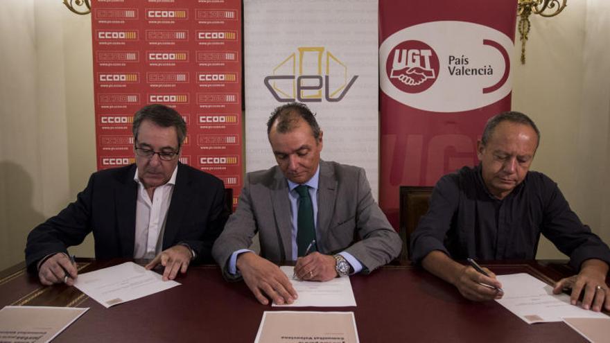 Empresarios, CC OO y UGT firman un pacto por la financiación