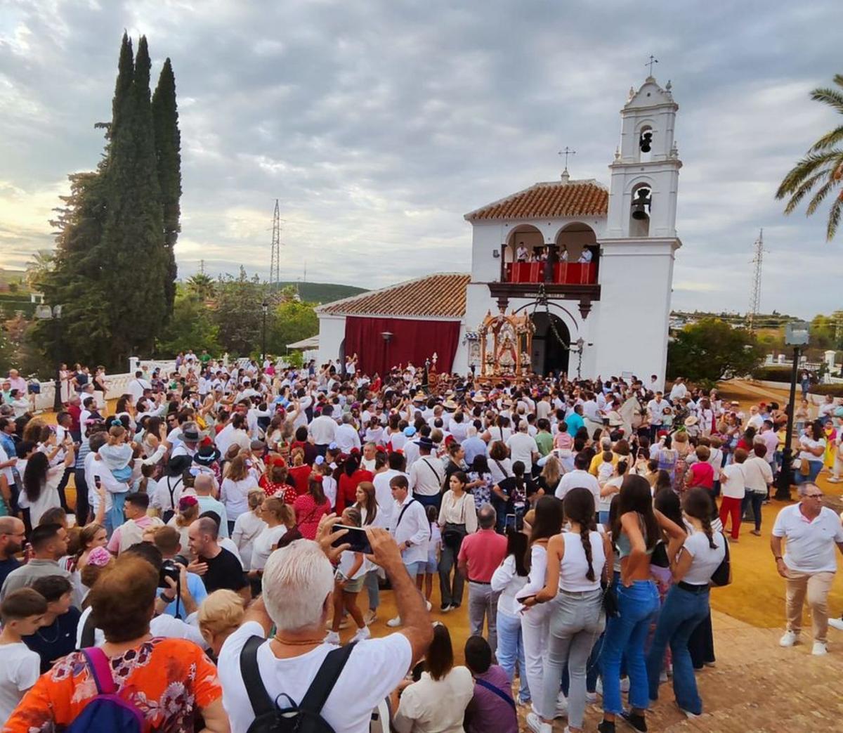 La Virgen de Belén, a su salida del Santuario, recibida por numerosas personas. | E.MANZANO