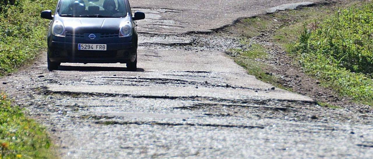 Un coche, ayer, pasando por el vial a la altura de Lagocheiras. |   // GONZALO NÚÑEZ