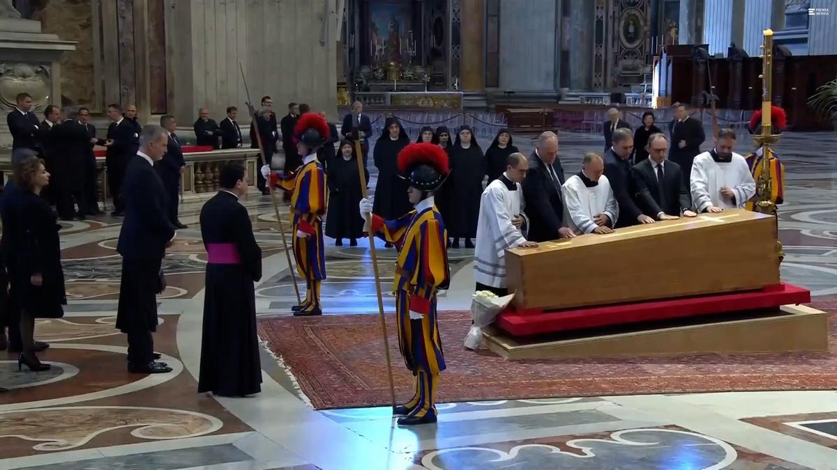 De luto riguroso y con una única joya cargada de simbolismo: así fue el último adiós de Don Felipe y Doña Letizia al Papa Francisco