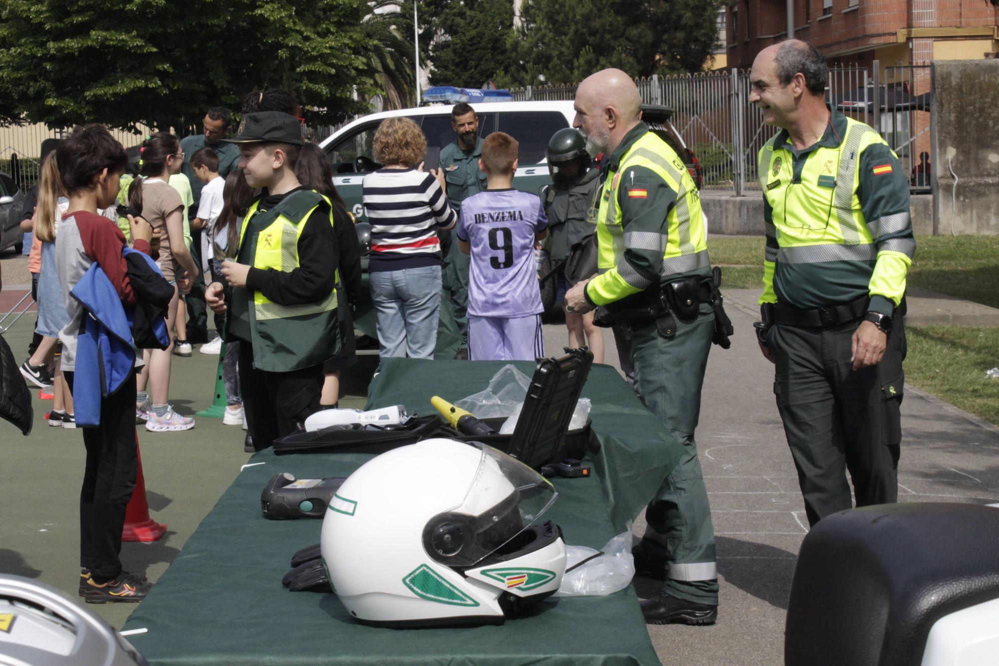 La visita de la Guardia Civil al colegio gijonés de Laviada, en imágenes