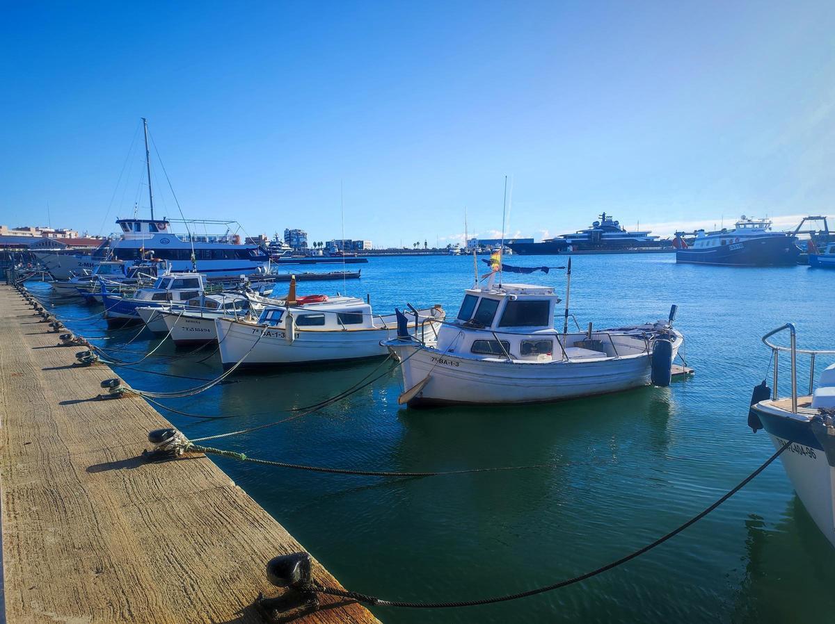 Este lunes las barcas de los pescadores se han quedado amarradas al puerto.