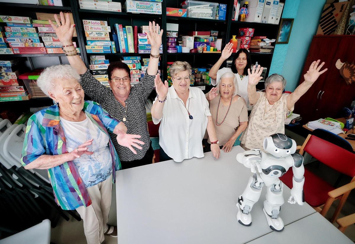 Acaymito y Estrellita, los robots que ayudan a animar a los mayores de La Laguna Acaymito y Estrellita, los robots que ayudan a animar a los mayores de La Laguna