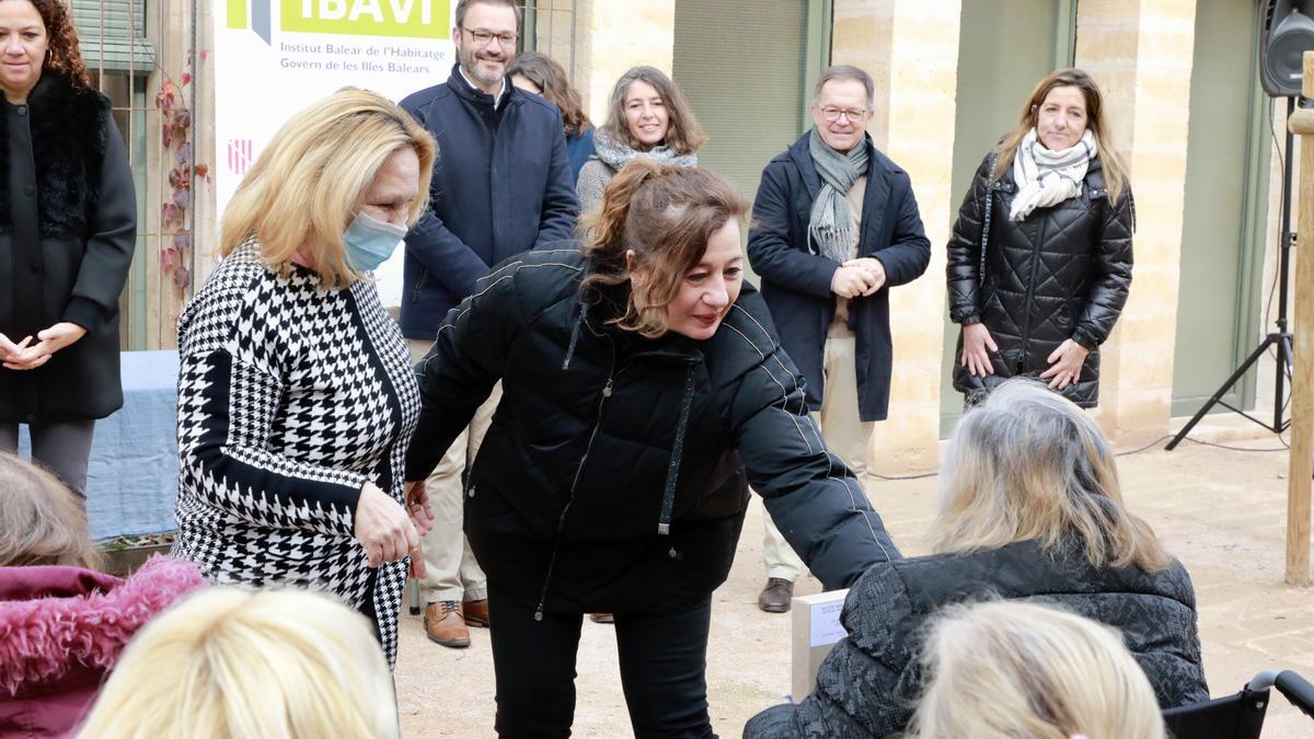 Francina Armengol saluda a una de las beneficiarias de las VPO.