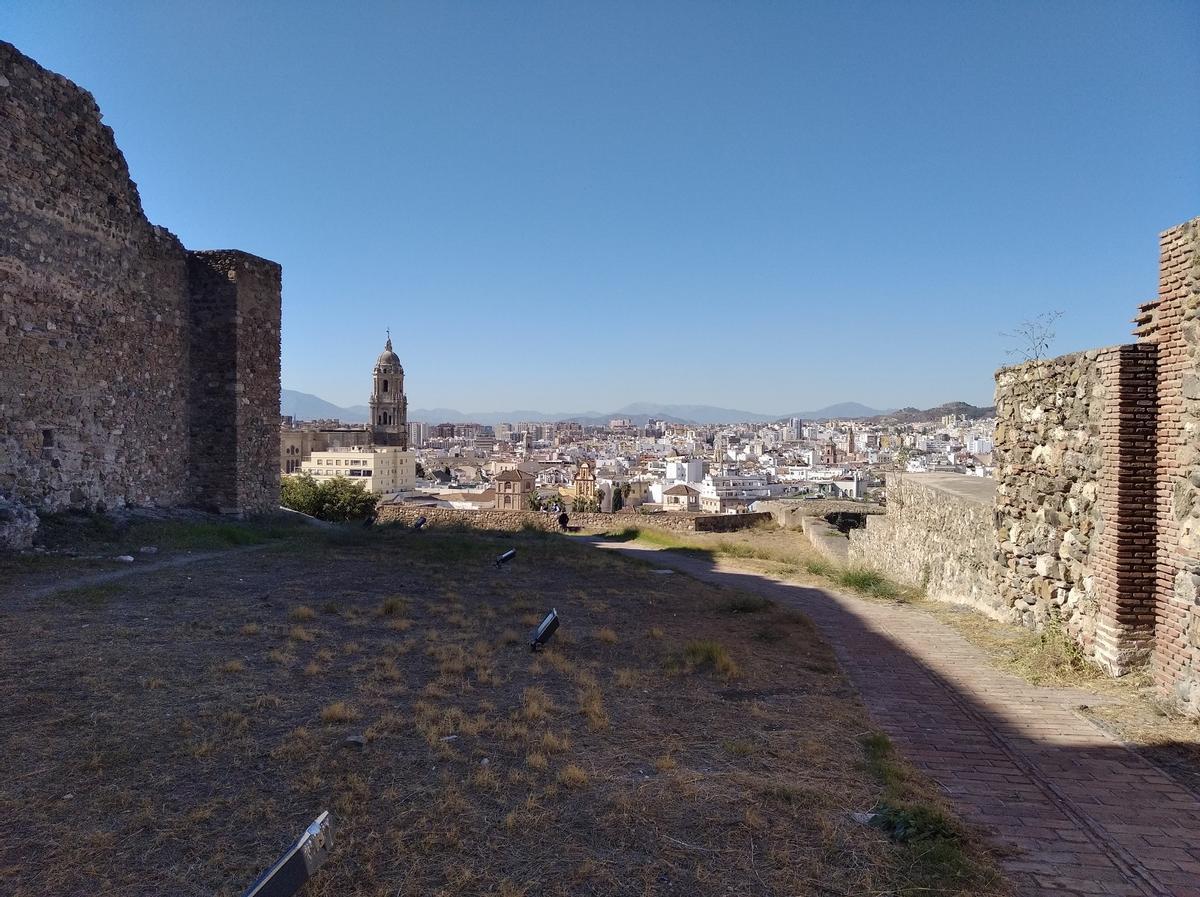 Vista de Málaga desde una zona cerrada al público de la Alcazaba.