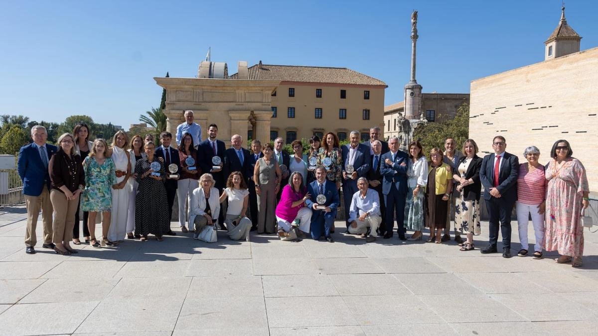 Foto de familia de los premiados y las autoridades.
